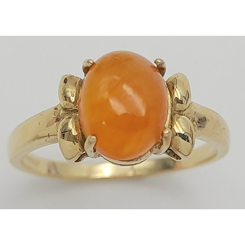 195 - Attractive 9 carat GOLD RING having an ORANGE CARNELIAN CABOCHON mounted to top. Full UK hallmark. C... 