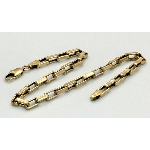 225 - A 9K Yellow Gold Venetian Link Bracelet. 18cm. 3.5g weight.