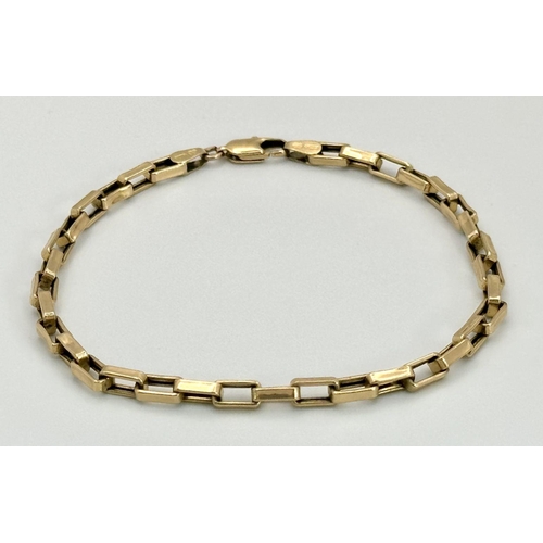 225 - A 9K Yellow Gold Venetian Link Bracelet. 18cm. 3.5g weight.