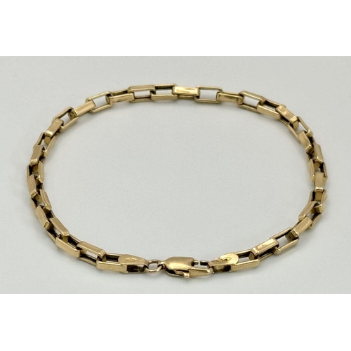 225 - A 9K Yellow Gold Venetian Link Bracelet. 18cm. 3.5g weight.