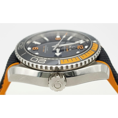 171 - A Sublime Omega Seamaster Planet Ocean 600M. Orange and black rubber strap/ Stainless steel case - 4... 