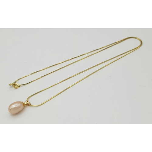 612 - A Pretty 9 Carat Yellow Gold, Fully Hallmarked, Pearl Pendant Necklace. 46cm Length Snake Chain, Pen... 