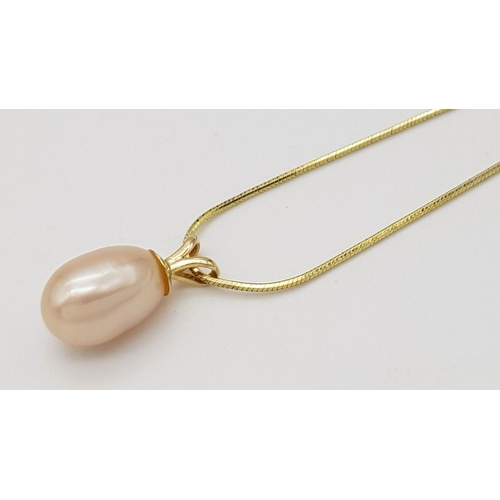 612 - A Pretty 9 Carat Yellow Gold, Fully Hallmarked, Pearl Pendant Necklace. 46cm Length Snake Chain, Pen... 