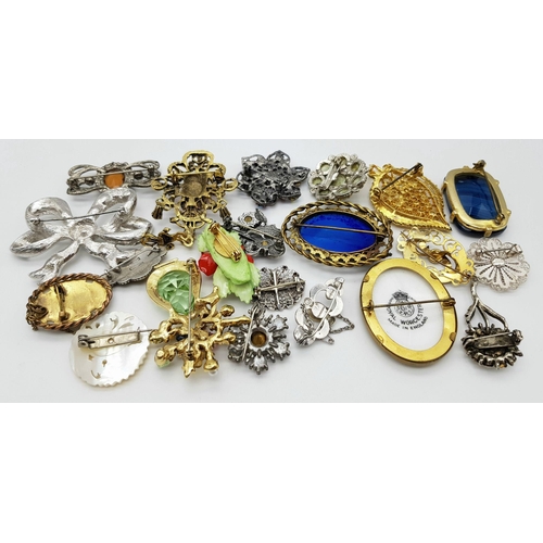 1678 - A Wonderful Vintage Collection of Over Twenty Colourful Brooches. A few head-turners! Comes in a gre... 