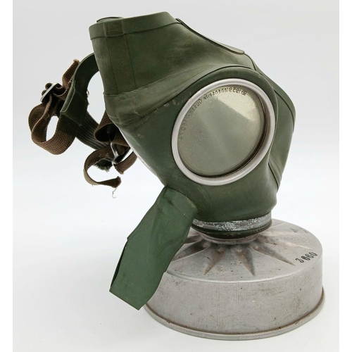 668 - A 1940 Dated German Gas Mask and Canister issued to the Reichsluftschutzbund (German Air Raid Police... 