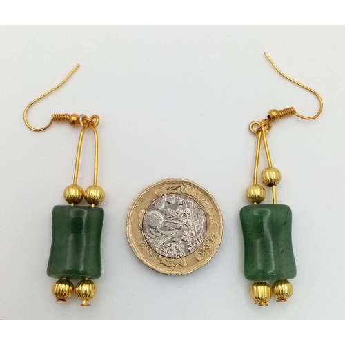 147 - A wonderful, probably of Chinese origin, gilded green jade bracelet and matching earrings set in a p... 