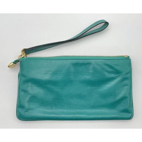 319 - A Gucci Green Leather Clutch Bag. Gold tone hardware. Zipped and open compartment interior. Authenti... 