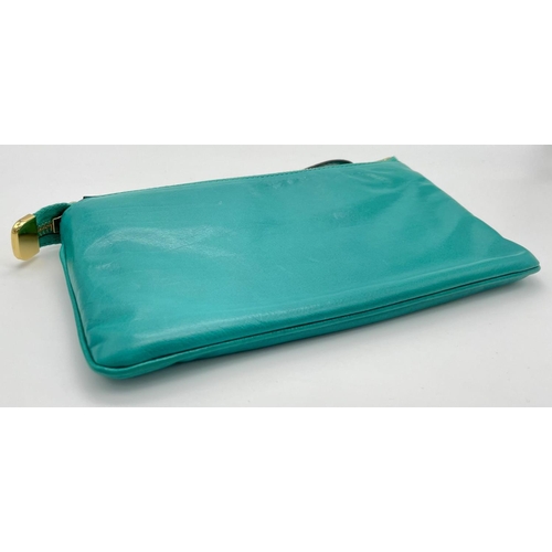 319 - A Gucci Green Leather Clutch Bag. Gold tone hardware. Zipped and open compartment interior. Authenti... 