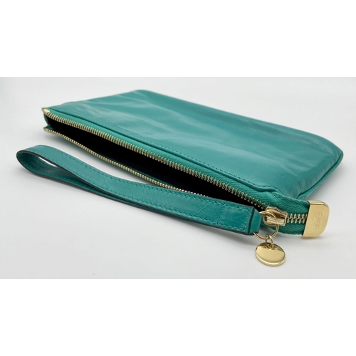 319 - A Gucci Green Leather Clutch Bag. Gold tone hardware. Zipped and open compartment interior. Authenti... 