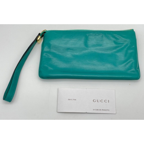 319 - A Gucci Green Leather Clutch Bag. Gold tone hardware. Zipped and open compartment interior. Authenti... 