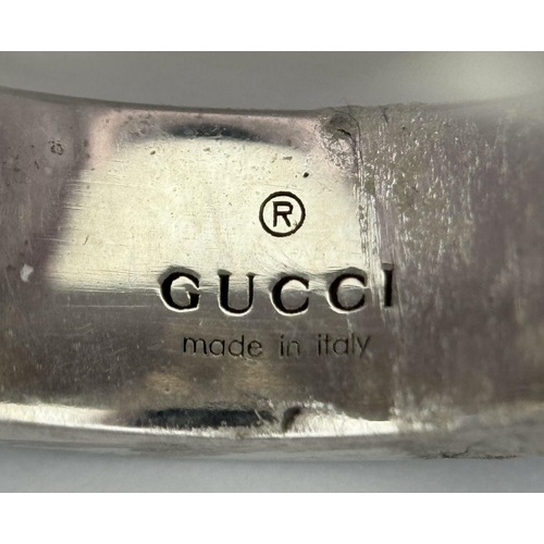 1432 - A Designer 'Gucci' Silver and Enamel Ring. Size R. 6.1g weight. 015351