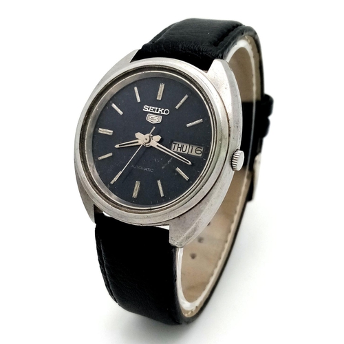 1439 - A Vintage Seiko 5 Automatic Gents Watch. Black leather strap. Stainless steel case - 37mm. Black dia... 