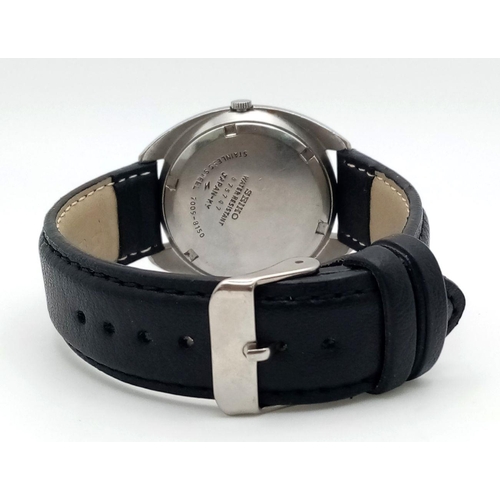 1439 - A Vintage Seiko 5 Automatic Gents Watch. Black leather strap. Stainless steel case - 37mm. Black dia... 