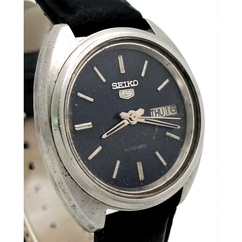 1439 - A Vintage Seiko 5 Automatic Gents Watch. Black leather strap. Stainless steel case - 37mm. Black dia... 