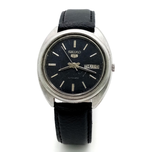 1439 - A Vintage Seiko 5 Automatic Gents Watch. Black leather strap. Stainless steel case - 37mm. Black dia... 