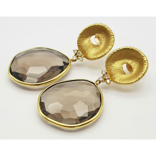 673 - Two Different Pairs of 18K Yellow Gold Earrings. A pair of diamond and smoky quartz drop - 4cm - 11g... 