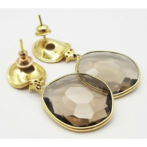 673 - Two Different Pairs of 18K Yellow Gold Earrings. A pair of diamond and smoky quartz drop - 4cm - 11g... 