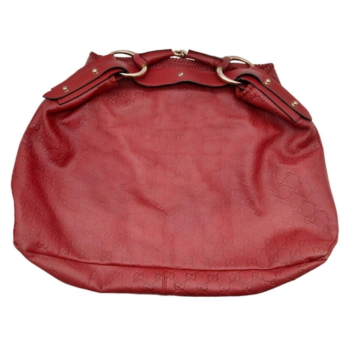 932 - A large Gucci chain hobo horsebit bag in deep red, modern design interior cloth, zipped side pocket ... 