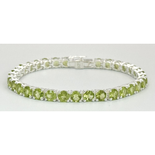 1290 - A Peridot Gemstone Tennis Bracelet set in 925 Silver. 17cm length. CD-1498