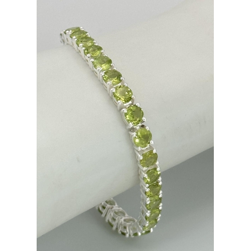 1290 - A Peridot Gemstone Tennis Bracelet set in 925 Silver. 17cm length. CD-1498