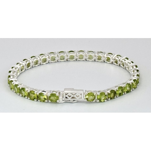 1290 - A Peridot Gemstone Tennis Bracelet set in 925 Silver. 17cm length. CD-1498