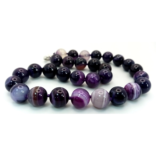 758 - A Beautiful Striped Purple agate Large Bead Necklace. 14mm beads. 44cm necklace length.