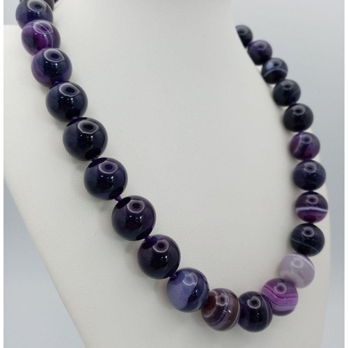 758 - A Beautiful Striped Purple agate Large Bead Necklace. 14mm beads. 44cm necklace length.