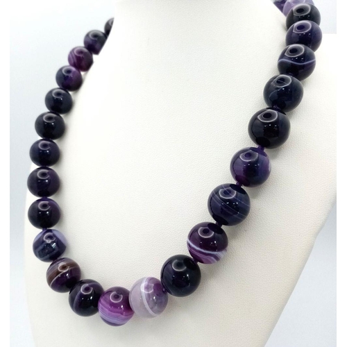 758 - A Beautiful Striped Purple agate Large Bead Necklace. 14mm beads. 44cm necklace length.