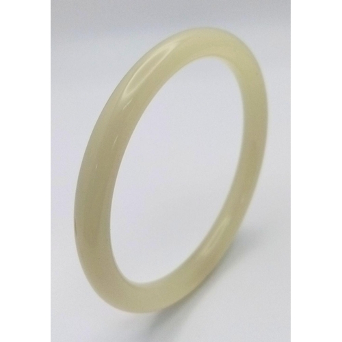 815 - A Thin Green Pale Jade Fashion Jade Bangle. 7mm width. 6cm inner diameter.