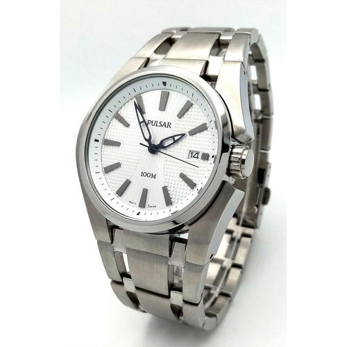 983 - A Pulsar 100M Quartz Gents Watch. Stainless steel bracelet and case - 42mm. White dial with date win... 