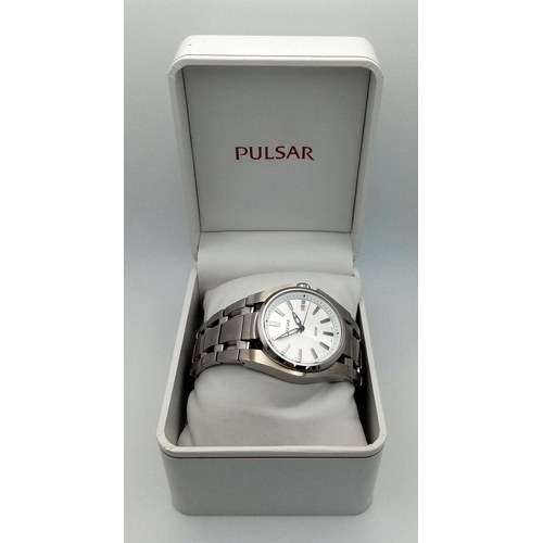 983 - A Pulsar 100M Quartz Gents Watch. Stainless steel bracelet and case - 42mm. White dial with date win... 