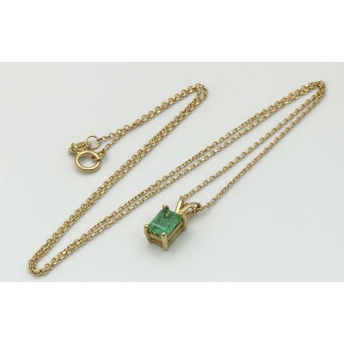 132 - An 18K Gold and Emerald Pendant on an 18K Gold Disappearing Necklace. 7mm - pendant. 40cm necklace l... 