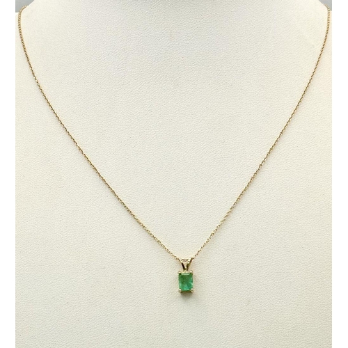 132 - An 18K Gold and Emerald Pendant on an 18K Gold Disappearing Necklace. 7mm - pendant. 40cm necklace l... 