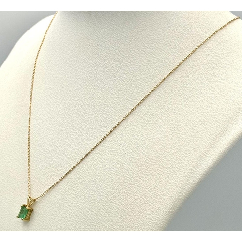 132 - An 18K Gold and Emerald Pendant on an 18K Gold Disappearing Necklace. 7mm - pendant. 40cm necklace l... 