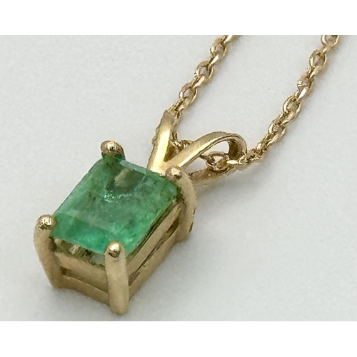 132 - An 18K Gold and Emerald Pendant on an 18K Gold Disappearing Necklace. 7mm - pendant. 40cm necklace l... 