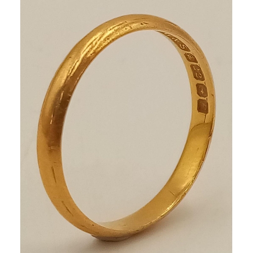 260 - A Vintage 22K Yellow Gold Band Ring. Full UK hallmarks. 3mm. Size M. 2.3g.