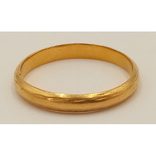 260 - A Vintage 22K Yellow Gold Band Ring. Full UK hallmarks. 3mm. Size M. 2.3g.