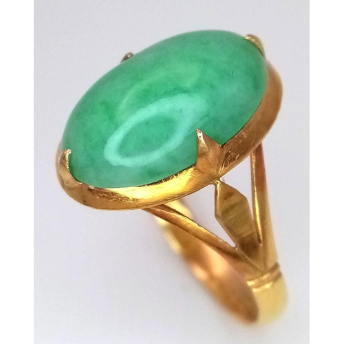 299 - A 20K Yellow Gold (tested as) Cabochon Set Ring (thought to be Jade), 15x8mm jade size, 4g total wei... 