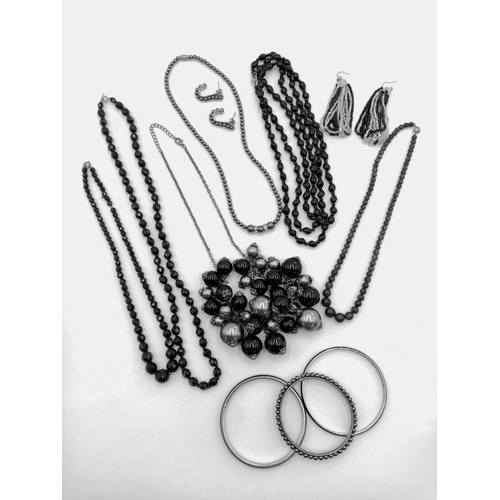 979 - A Beaded Costume Bundle Comprising of 5 Necklaces, 3 Bangles and 2 Pairs of Earrings, 342g total wei... 