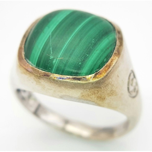 999 - A Men’s Heavyweight Vintage Sterling Silver Malachite Set Ring Size Z. The ring is set with a 1.6cm ... 