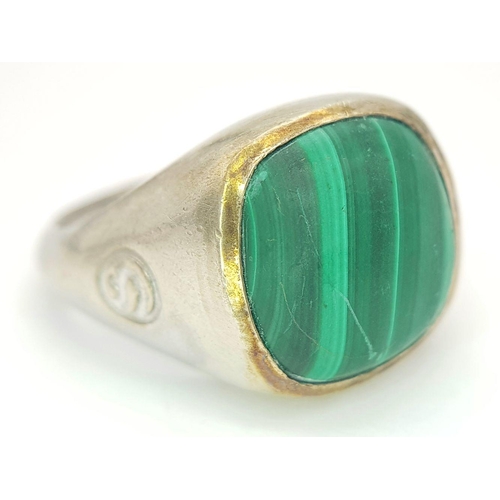 999 - A Men’s Heavyweight Vintage Sterling Silver Malachite Set Ring Size Z. The ring is set with a 1.6cm ... 