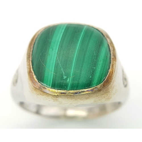 999 - A Men’s Heavyweight Vintage Sterling Silver Malachite Set Ring Size Z. The ring is set with a 1.6cm ... 