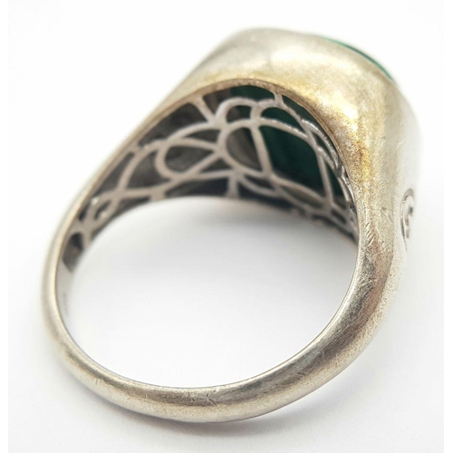 999 - A Men’s Heavyweight Vintage Sterling Silver Malachite Set Ring Size Z. The ring is set with a 1.6cm ... 