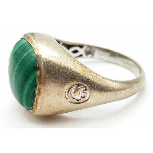 999 - A Men’s Heavyweight Vintage Sterling Silver Malachite Set Ring Size Z. The ring is set with a 1.6cm ... 