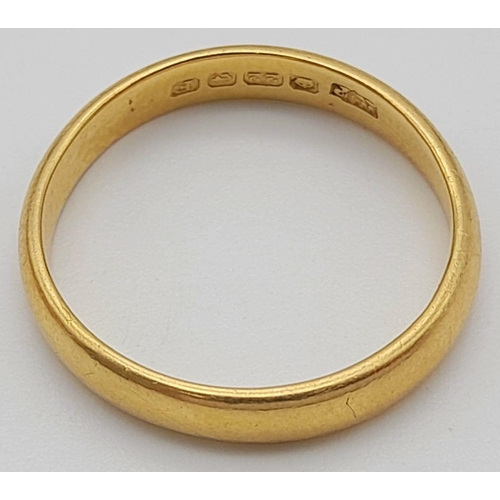 211 - A 22K Yellow Gold Band Ring. Full UK hallmarks. 3mm width. Size O. 3.8g.