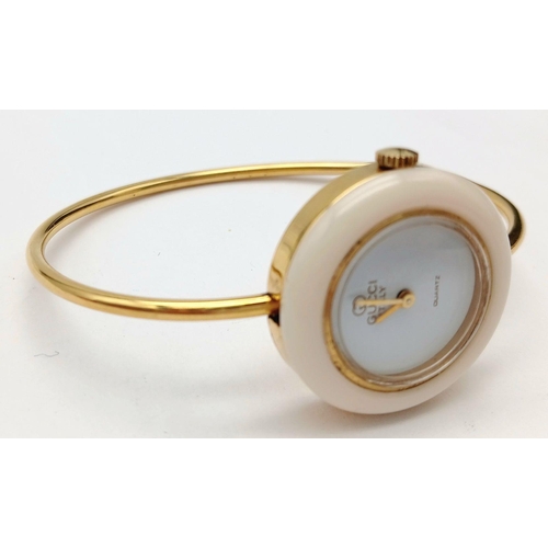 341 - A GUCCI GOLD TONE INTERCHANGABLE BEZEL WATCH 12 BEZEL COLOURS & BOX NEEDS A BATTERY AF. Ref: A/S 116... 