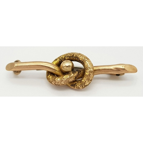 492 - An Antique 9K Love Knot Bar Brooch. Pin has been replaced. 
4cm. 1.84g