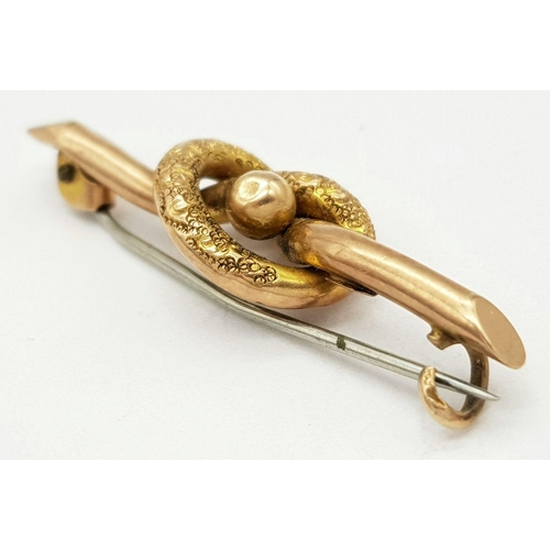 492 - An Antique 9K Love Knot Bar Brooch. Pin has been replaced. 
4cm. 1.84g