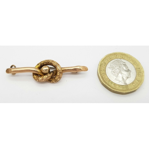 492 - An Antique 9K Love Knot Bar Brooch. Pin has been replaced. 
4cm. 1.84g