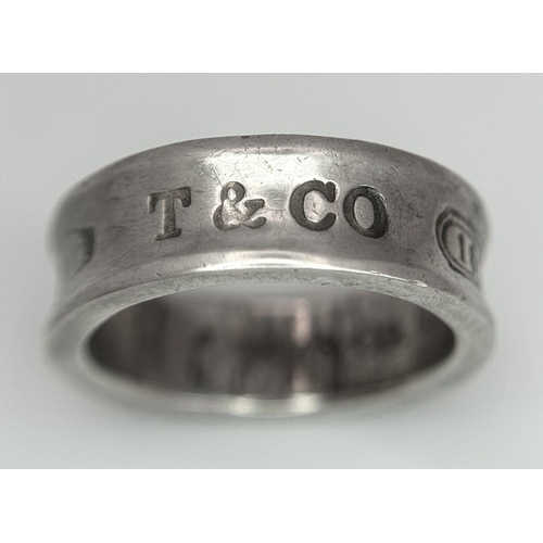 628 - A TIFFANY & CO STERLING SILVER BAND RING 6.2G SIZE L/M. Ref: A/S 1122